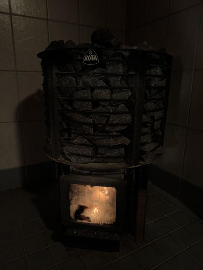 Puukiaus syttymässä.