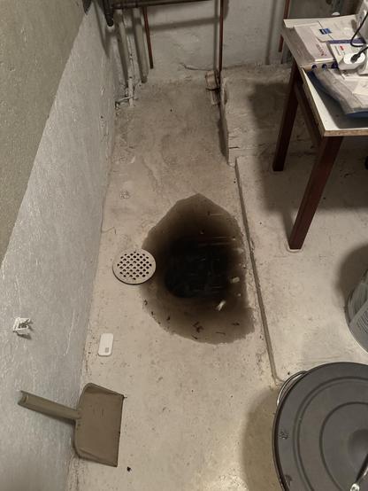 Likavettä tullut lattiakaivosta.