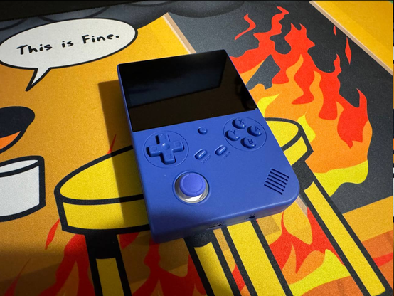 Kuvassa violetti Anbernic merkkinen retro käsikonsoli.