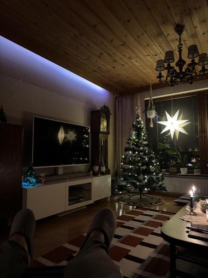 joulukuusi ja tonttu-koristeet lämpimässä, tunnelmallisessa olohuoneessa joulua odotellessa.