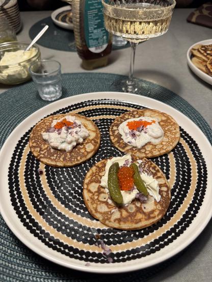 Kolmea erilaista bliniä lautasella.