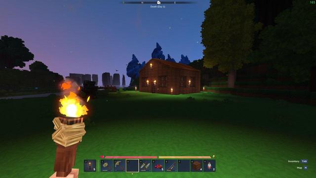 Kuvakaappaus Hytale pelistä jossa etualalla on soihtu ja taka-alalla on puutalo jossa palaa soihdut valonlähteenä. Vehreä maasto.