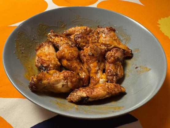 Lautasellinen siipiä.