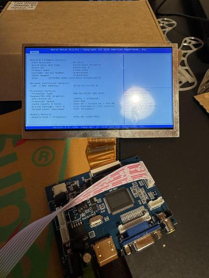 Pienessä näytössä BIOS näkymä ja näyttö on kiinni ohjainkortissa.