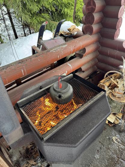 Nokipannukahvit tulossa tulella.