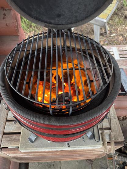 Kamado jossa on tulikuuman hiilet.