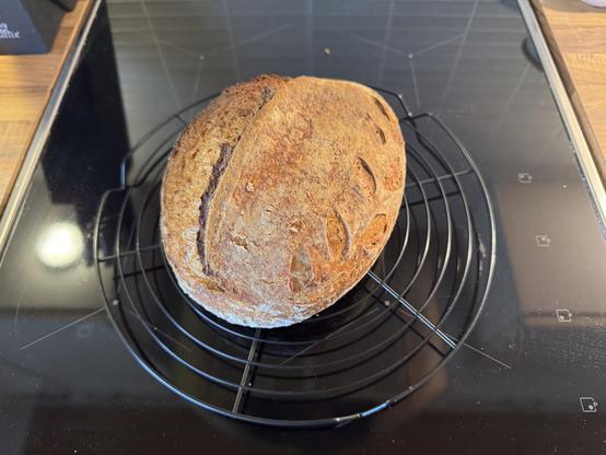 Hapanjuurileipä ritilällä.