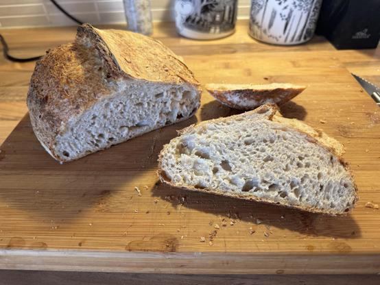 Hapanjuurileipä leikattuna.