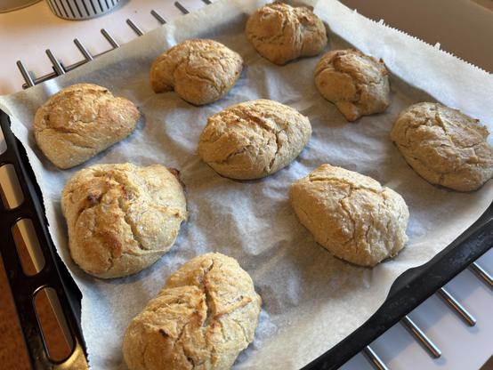 Sämpylät juuri uunista tulleena uunipellillä.