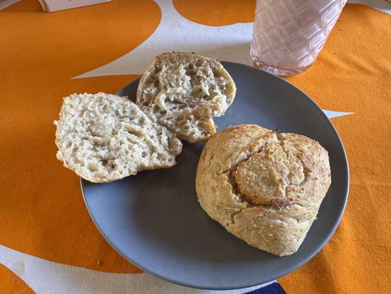 Kaksi sämpylää lautasella joista toinen on halkaistu.