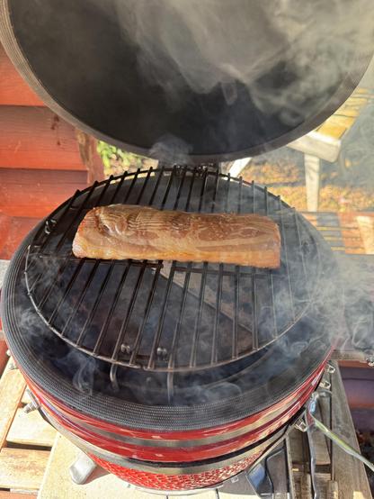 Pekoni savustumassa kamadossa.