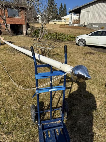 Lipputanko lepäämässä nokkakärryjen päällä.