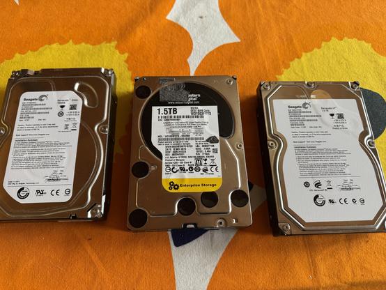 3 kappaletta 1.5 teran kiintolevyjä.