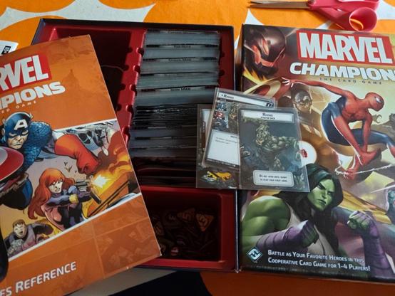 Marvel Champions korttiepli ohjeineen ja laatikoineen sekä muutama kortti