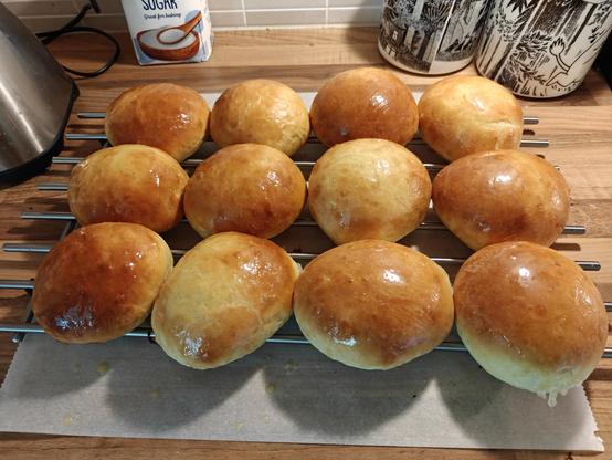 12 kappaletta juuri uunista tulleita perunasämpylöitä