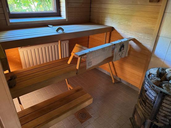 Sauna jossa vaaleat lauteet ja seinät sekä katto.