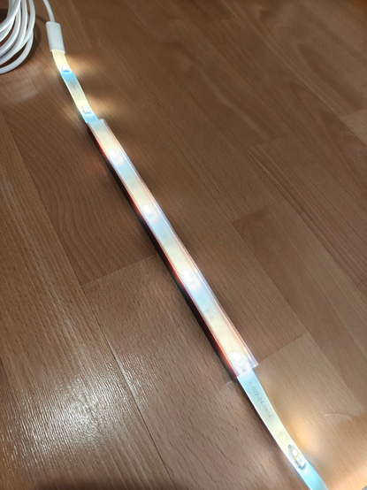 Lattialla led nauhaa, joka on LED profiiliin asennettuna.