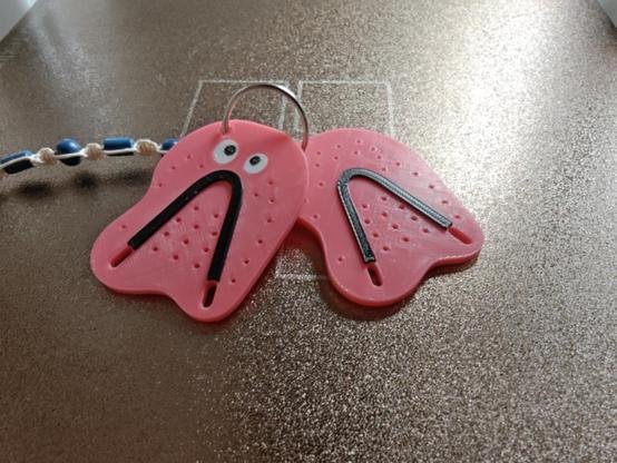 3D-tulostettu avaimenperä jossa uimalättäri.